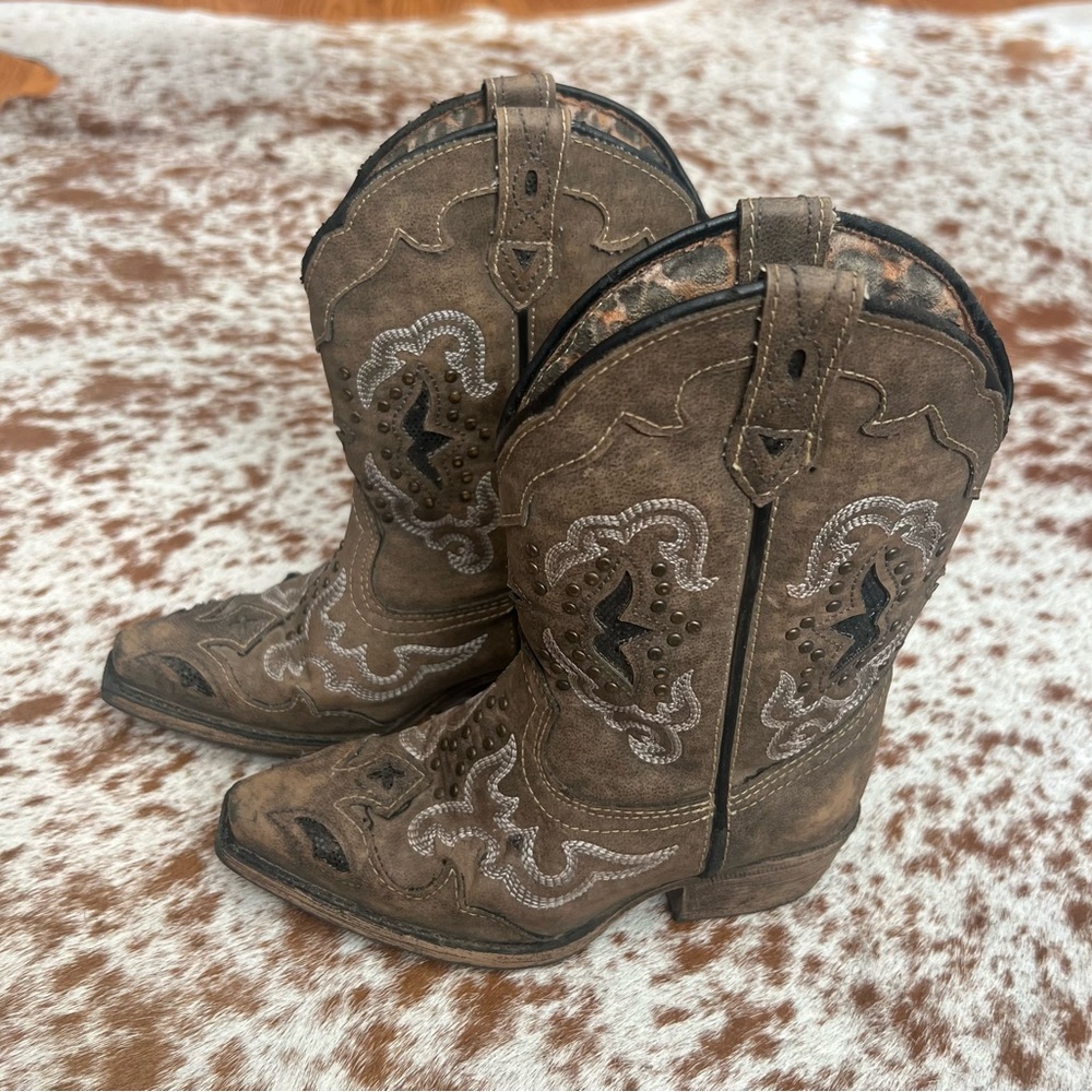 Girls Laredo Western Snip Toe Cowgirl Boots Sz 11D Distressed Leopard Interior